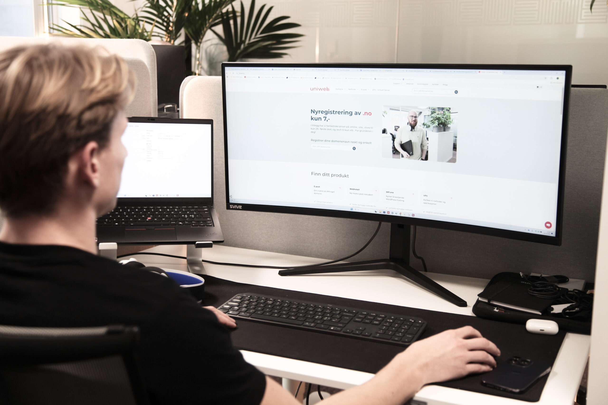 Teknisk support-spesialist som betjener Uniwebs WordPress-henvendelser i moderne kontormiljø
