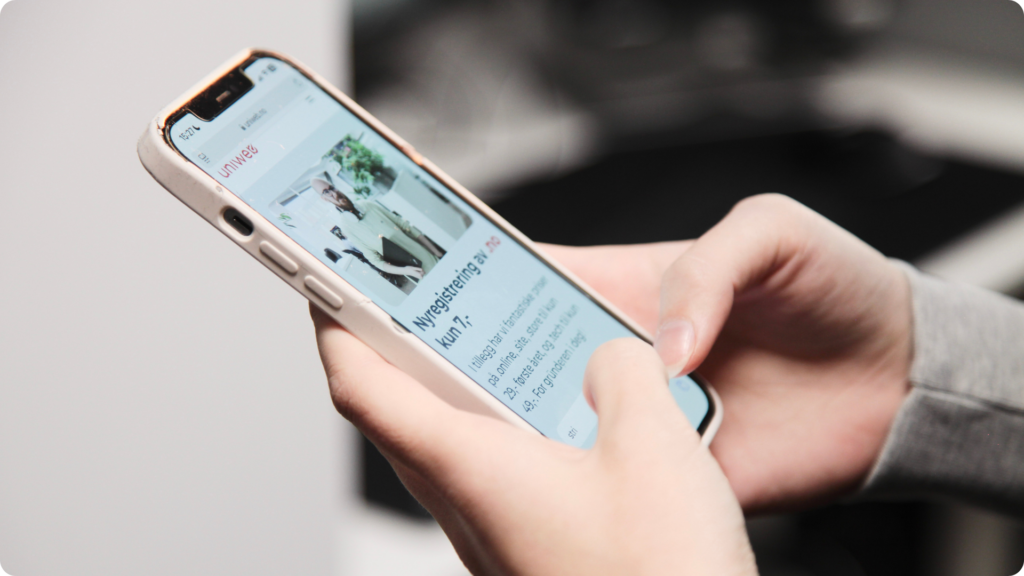 hender som holder en iphone