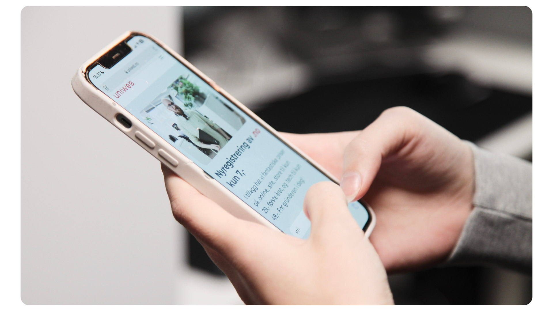 hender som holder en iphone
