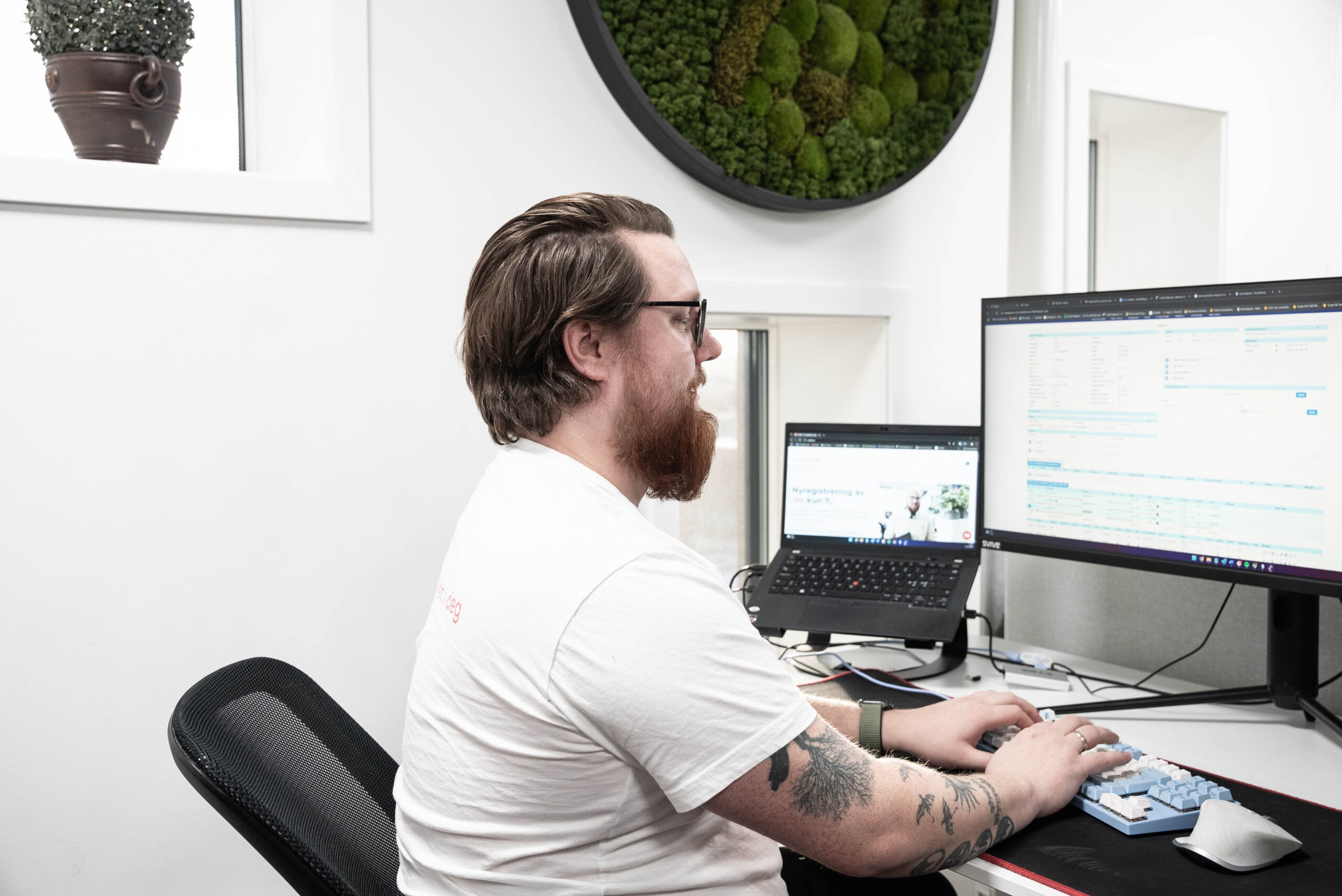 Person som jobber på en datamaskin.