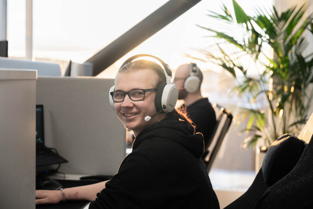 Person fra uniweb kundeservice som smiler