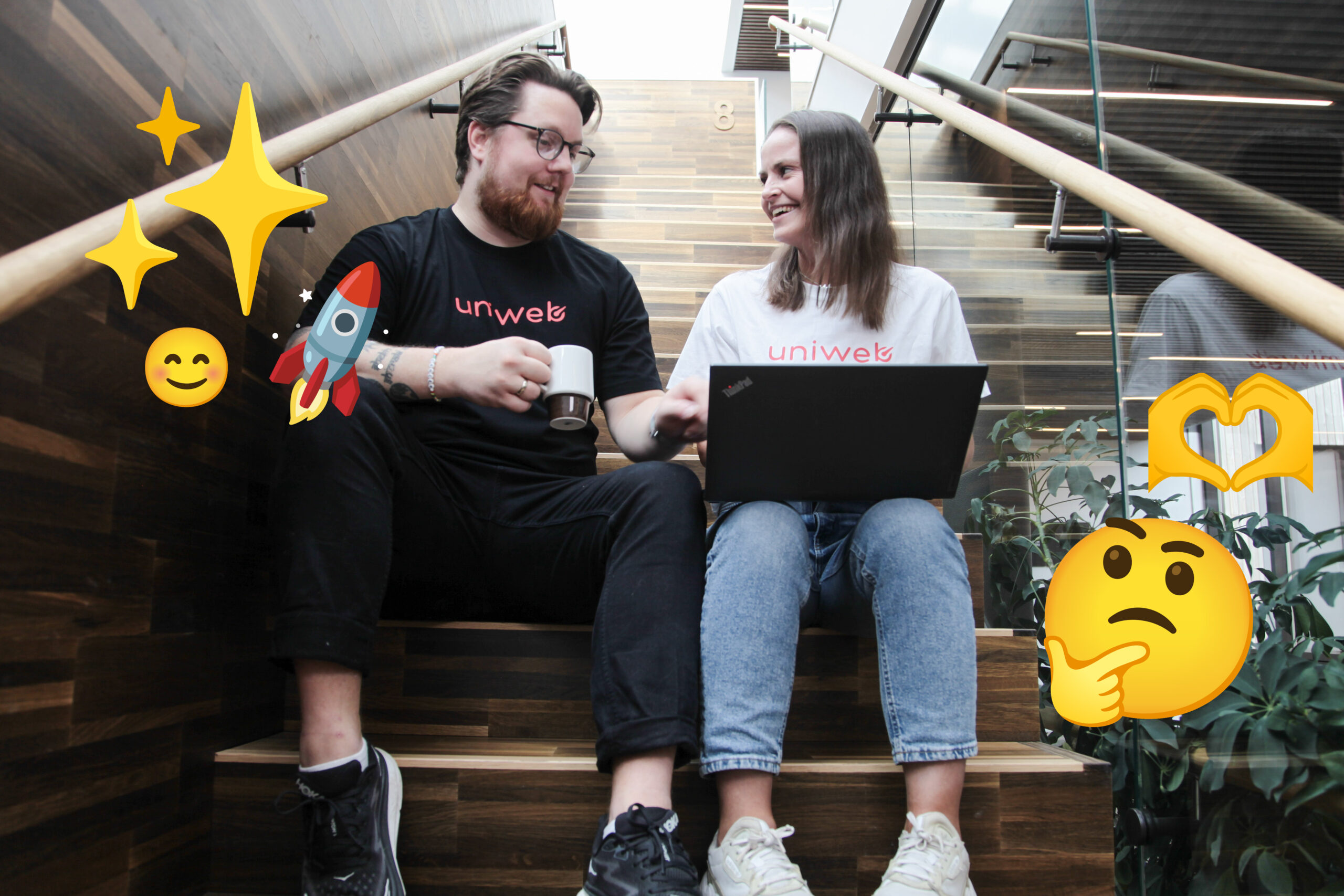 To unge mennesker sitter i en trapp med en laptop. De er omringet av emojier.