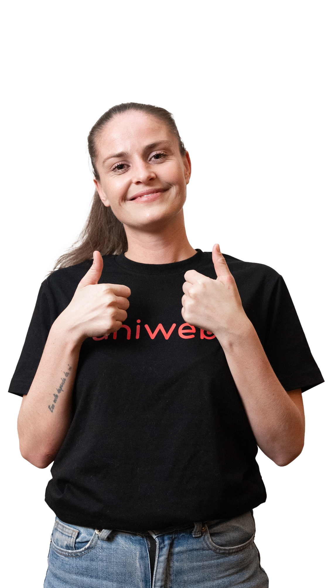 Ung kvinne med Uniweb-t-skjorte som gir tommel opp mot hvit bakgrunn