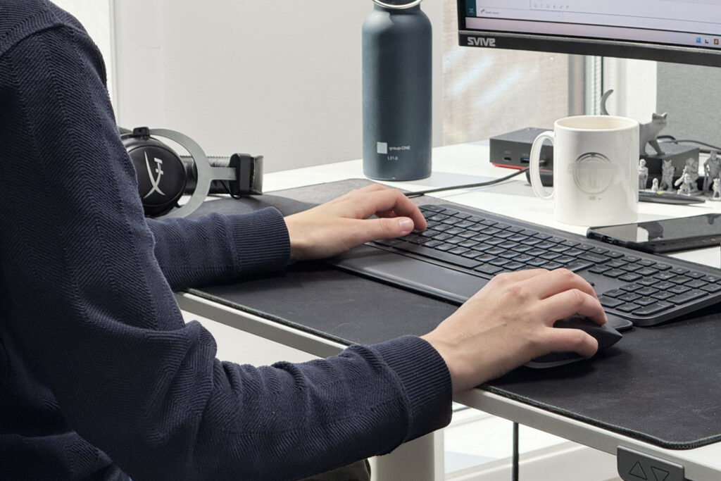 Uniweb ansatt som skriver på tastatur